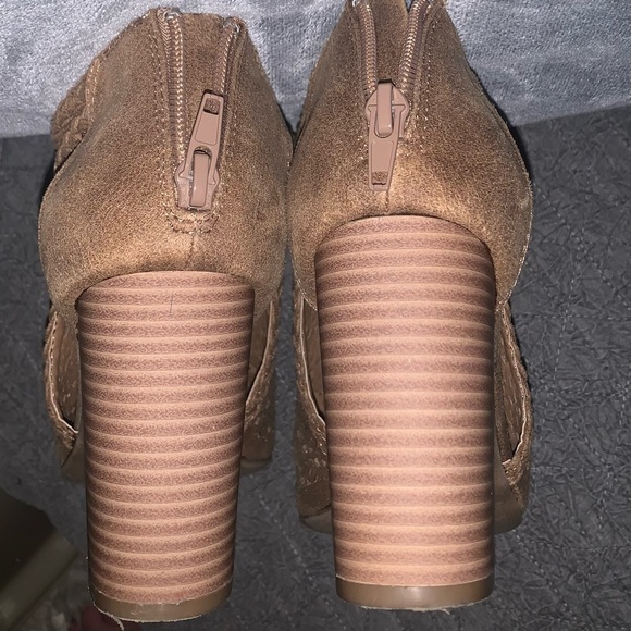 Fergalicious Shoes By Fergie Model PARKERR Brown Size 7M-EUC- 3 in Heels - A4 - Picture 4 of 6